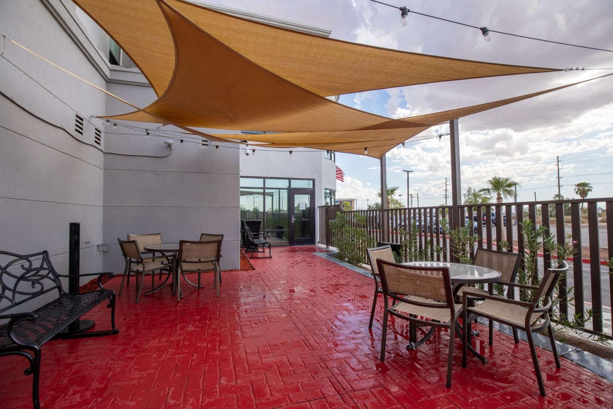 Hampton Inn El Centro Exterior photo